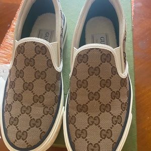 Size 6 women Gucci sneaker .